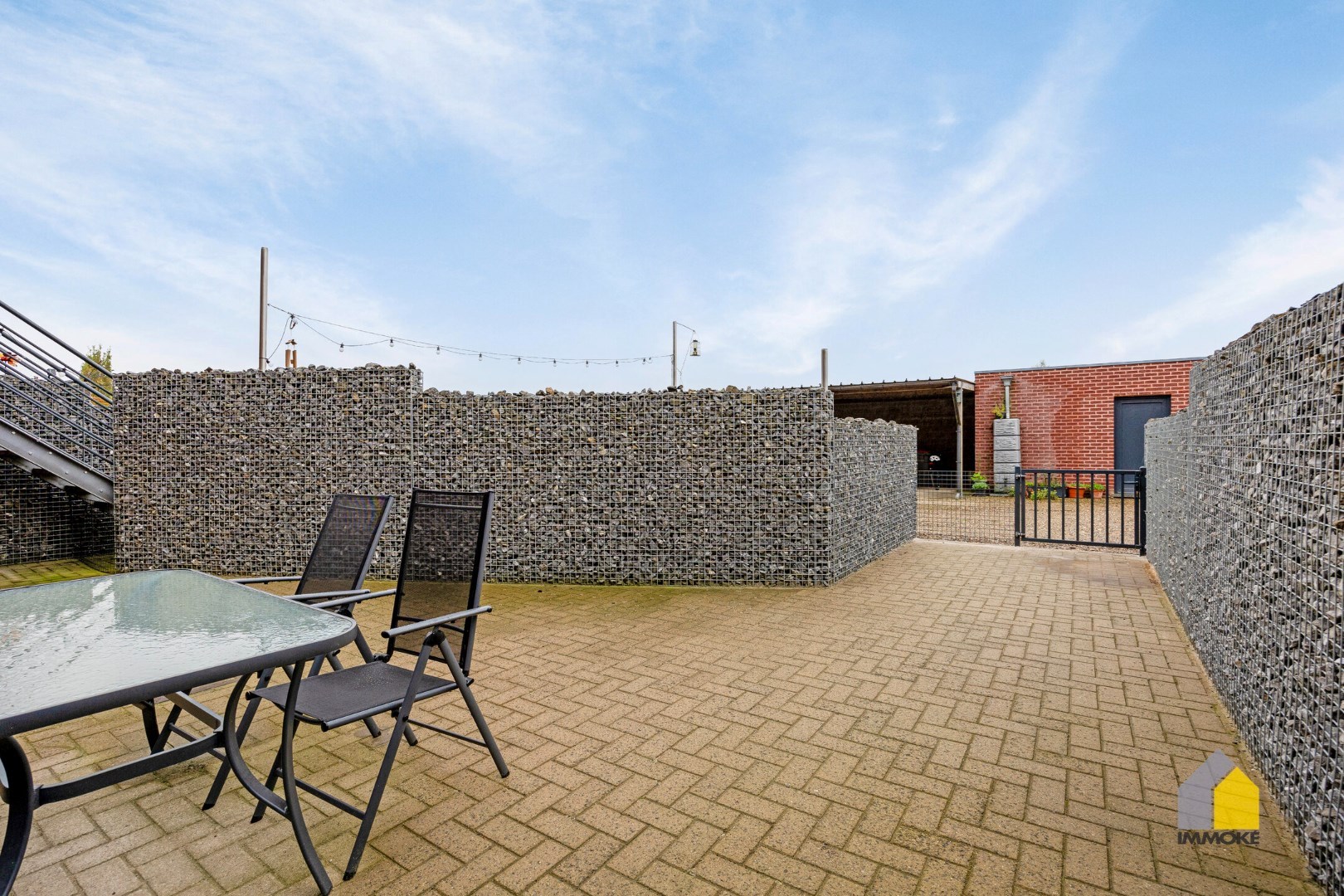 Gelijkvloers appartement (120 m²) met ruime woonkamer, 2 slpks. en terras. 