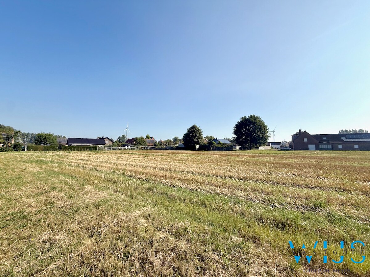 Op te frissen bungalow met 36.274m² grond te Oosteeklo ! 