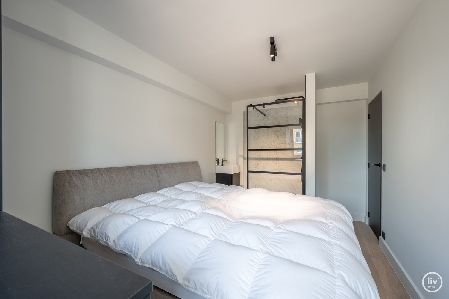 GEMEUBELD - Hoogstaand gerenoveerd en tevens gemeubeld 3-kamer appartement op wandelafstand van de Zeedijk-Albertstrand. 