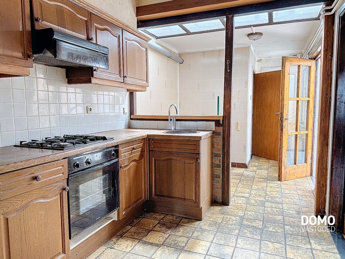 Op te frissen rijwoning met stadstuin gelegen te Hasselt. 