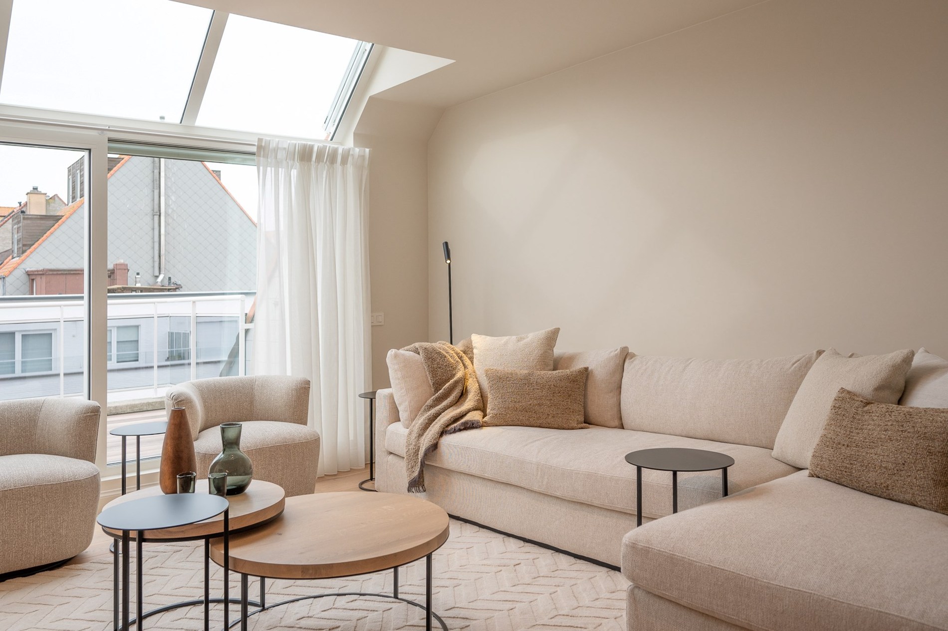 et strand.Magnifique appartement en duplex magnifiquement rénové avec vue latérale sur la mer, 2 chambres à coucher complètes, 2 grandes terrasses et un niveau de finition exceptionnel, situé à quelqu 