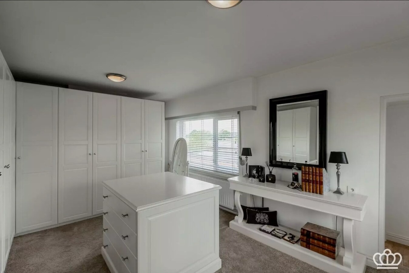 Magnifiquement située, charmante maison avec des installations pour chevaux sur environ 1,8 ha à Essen. 