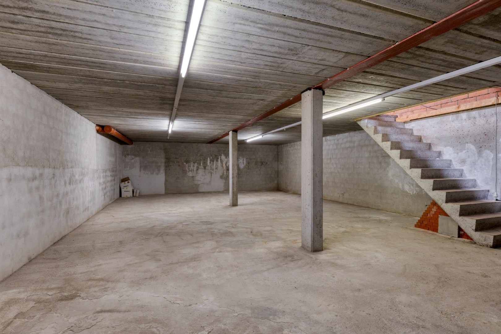 Handelsgelijkvloers met achter-inrit op commerciële ligging in centrum Geel 