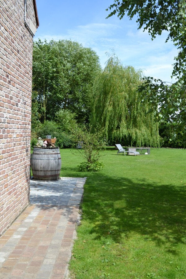 Récente ferme en carré d’environ 18a à Ninove avec possibilités de prairies supplémentaires 