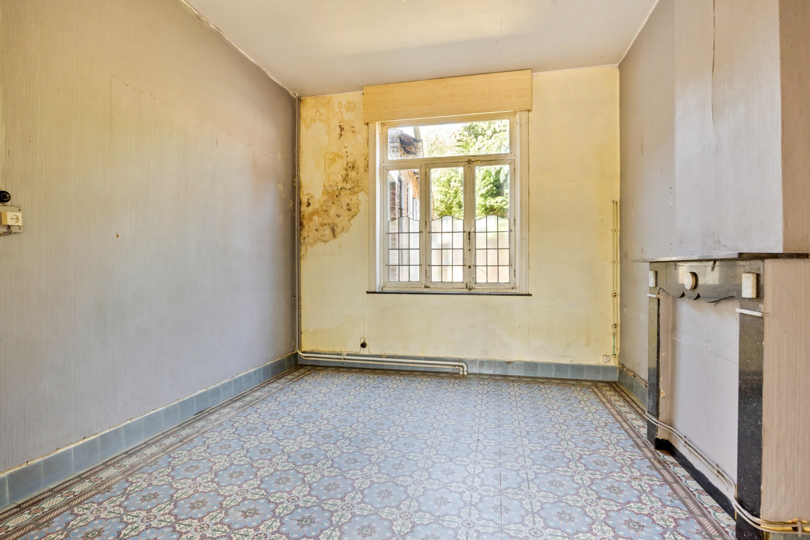 Ruime te renoveren woning met 3 slaapkamers in Lubbeek met doorgang langs het perceel van de buren. EPC: 736 KWH/m² 