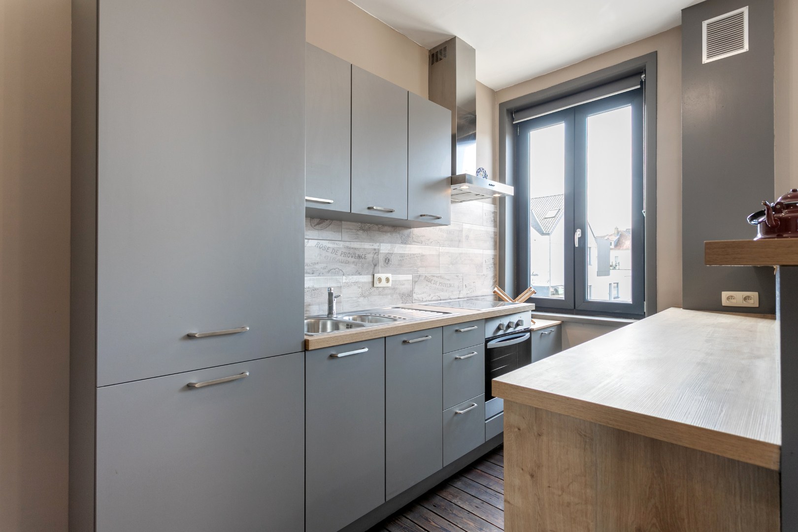 Handelshuis met woongedeelte, garage en tuin te Beersel 