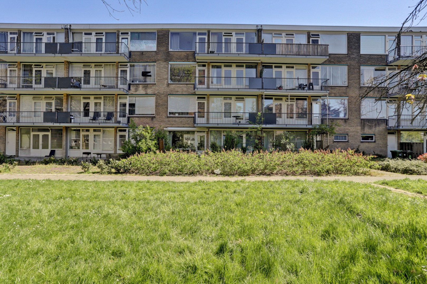 Instapklaar 3- (voorheen 4) kamer appartement op de 2e etage met moderne keuken met kookeiland, 2 balkons, 2 riante slaapkamers, moderne badkamer en gelegen op eigen grond! 