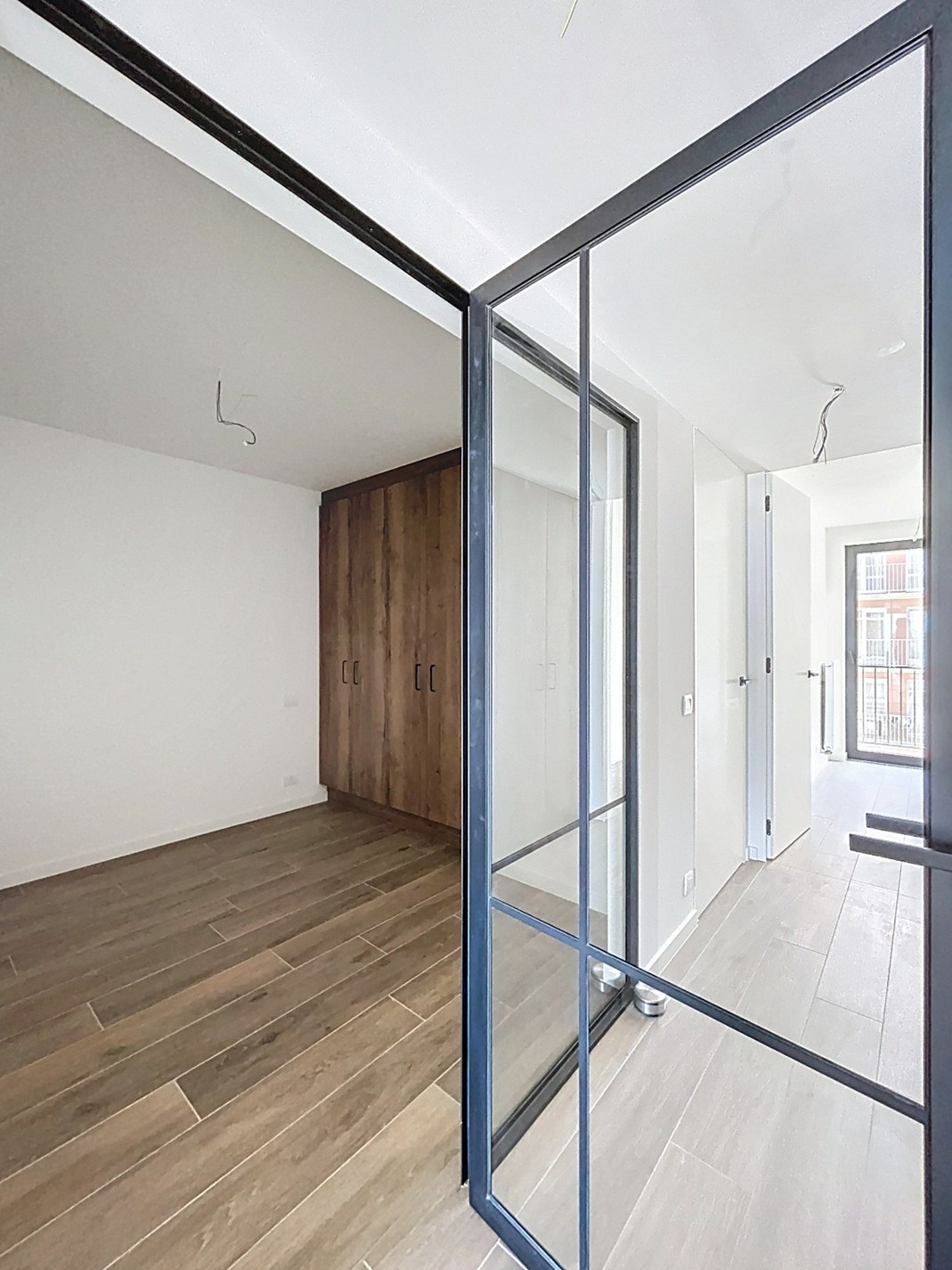 Appartement neuf haut de gamme au deuxième étage avec une vue imprenable sur la mer à vendre. 