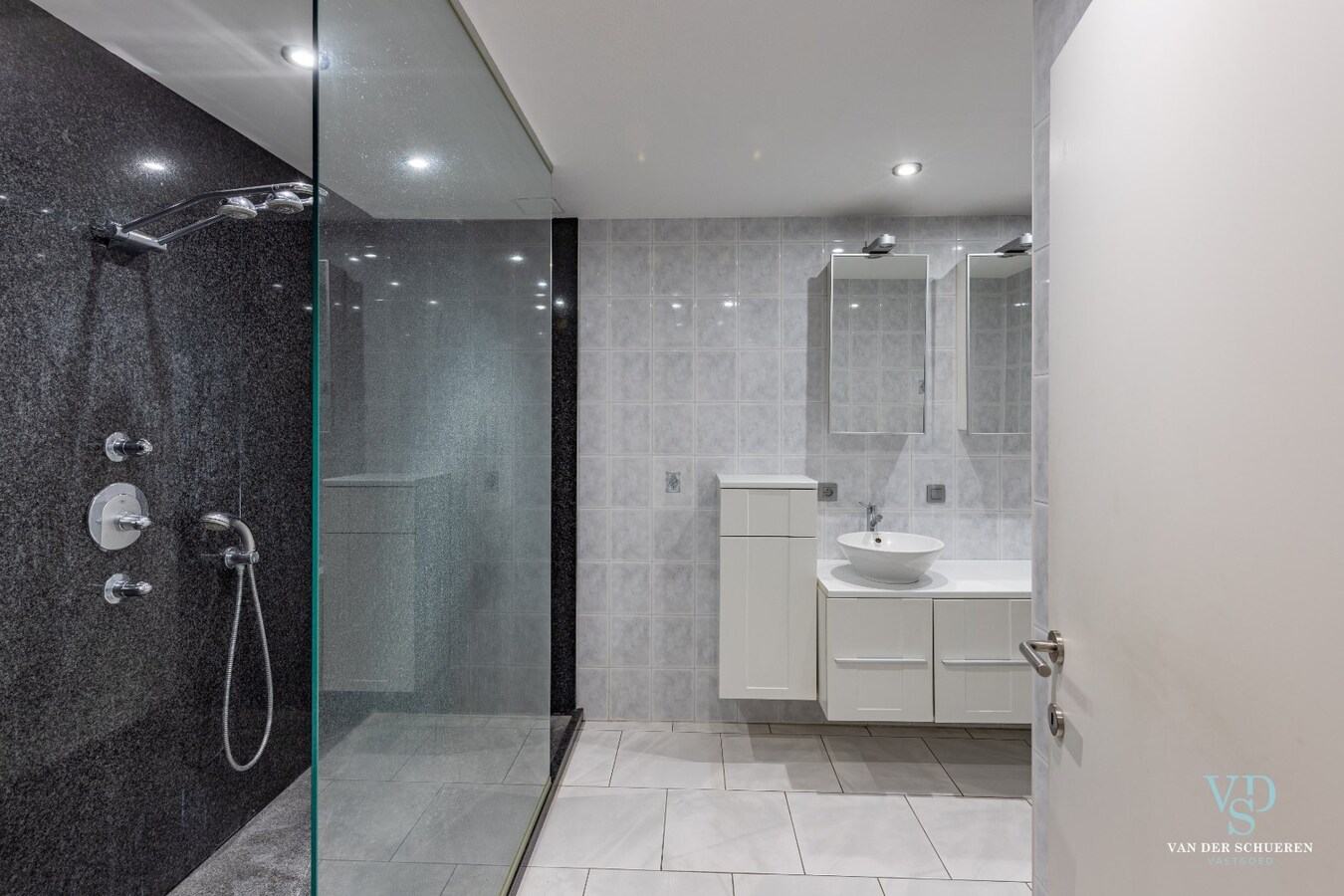 Handelspand mét woongelegenheid op commerciële locatie 