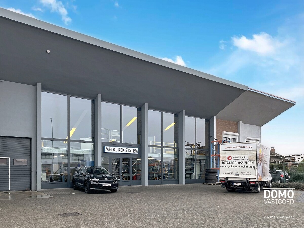 RUIM COMMERCIEEL GEBOUW VOORZIEN VAN TOONZAAL, KANTOREN EN OPSLAGPLAATS IN HERK-DE-STAD 