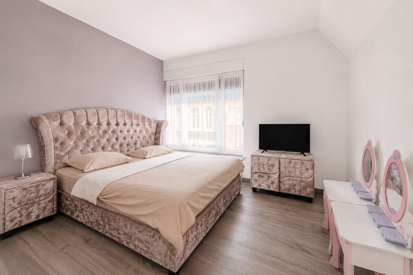 Exclusieve instapklare villa met buitenzwembad, uitzonderlijke leefruimte en 6 slaapkamers op topligging in Sint-Niklaas 