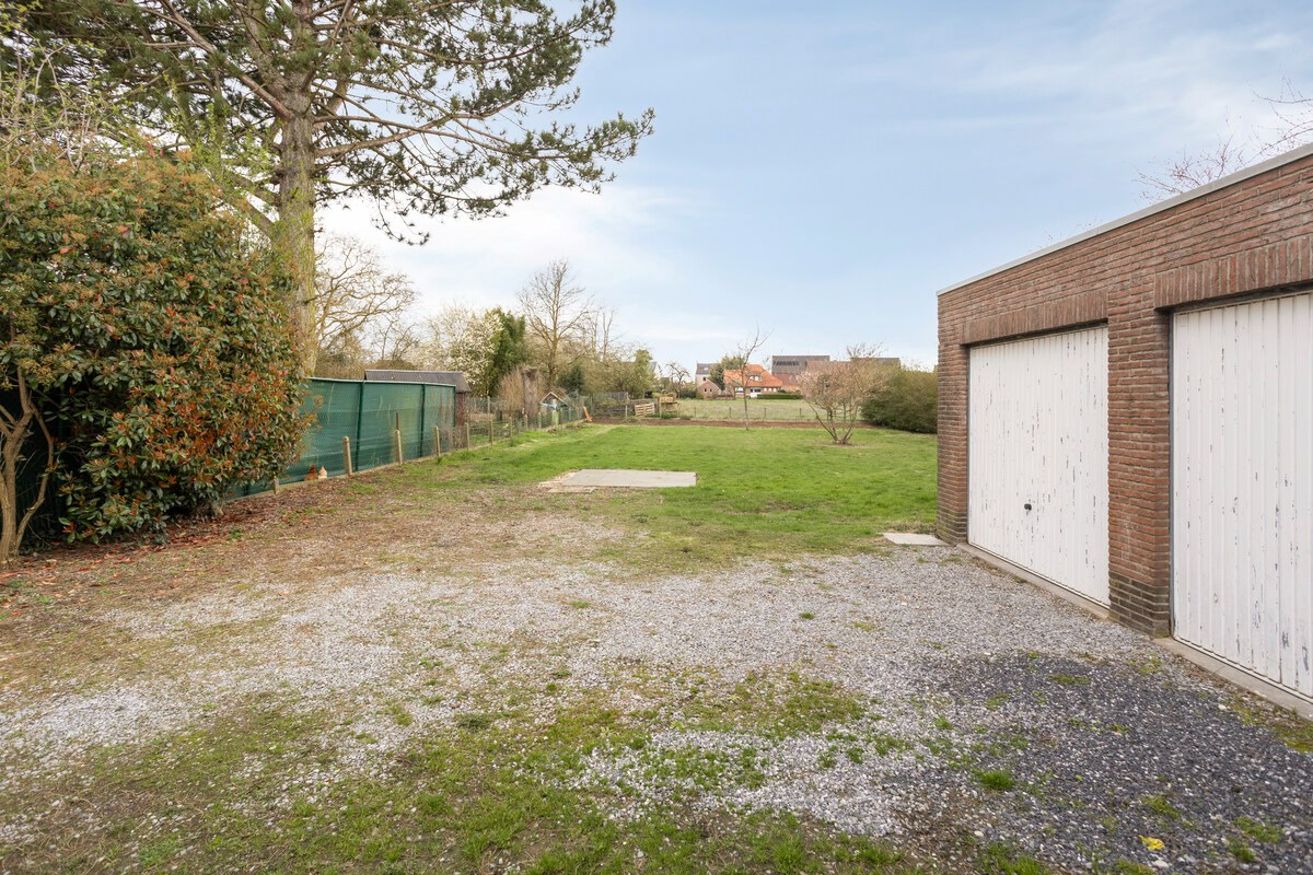 Open bebouwing met 3 slaapkamers, tuin en 2 garages op een perceel van 1108 m² in Haasrode! – EPC 363 kWh/m² - bewoonbare opp. 196 m² 