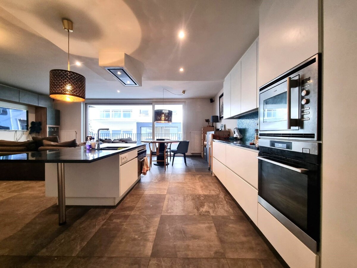 Uitzonderlijk ruim (117m² + 64m² terras!) appartement met drie slaapkamers 