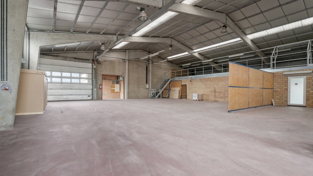 Bedrijfspand met optioneel woonst te huur in Dikkelvenne