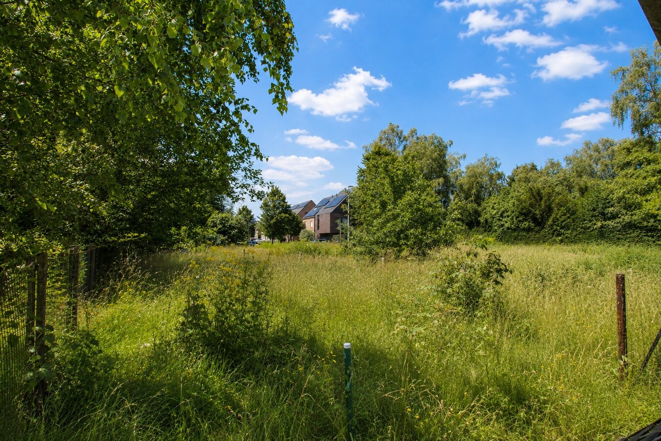 Te koop: Rustig gelegen halfopen bebouwing op uitzonderlijk perceel van 883 m² in Sint-Niklaas 