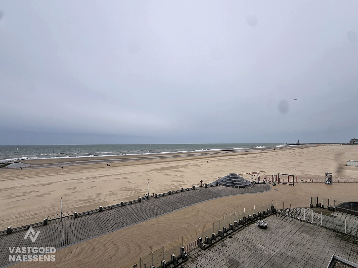 OP TE FRISSEN STUDIO MET ZICHT OP ZEE EN TERRAS 