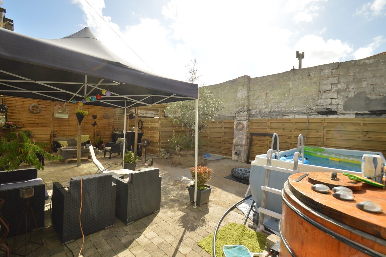 Mooie woning met hangar en ingericht appartement - Duinbergen 