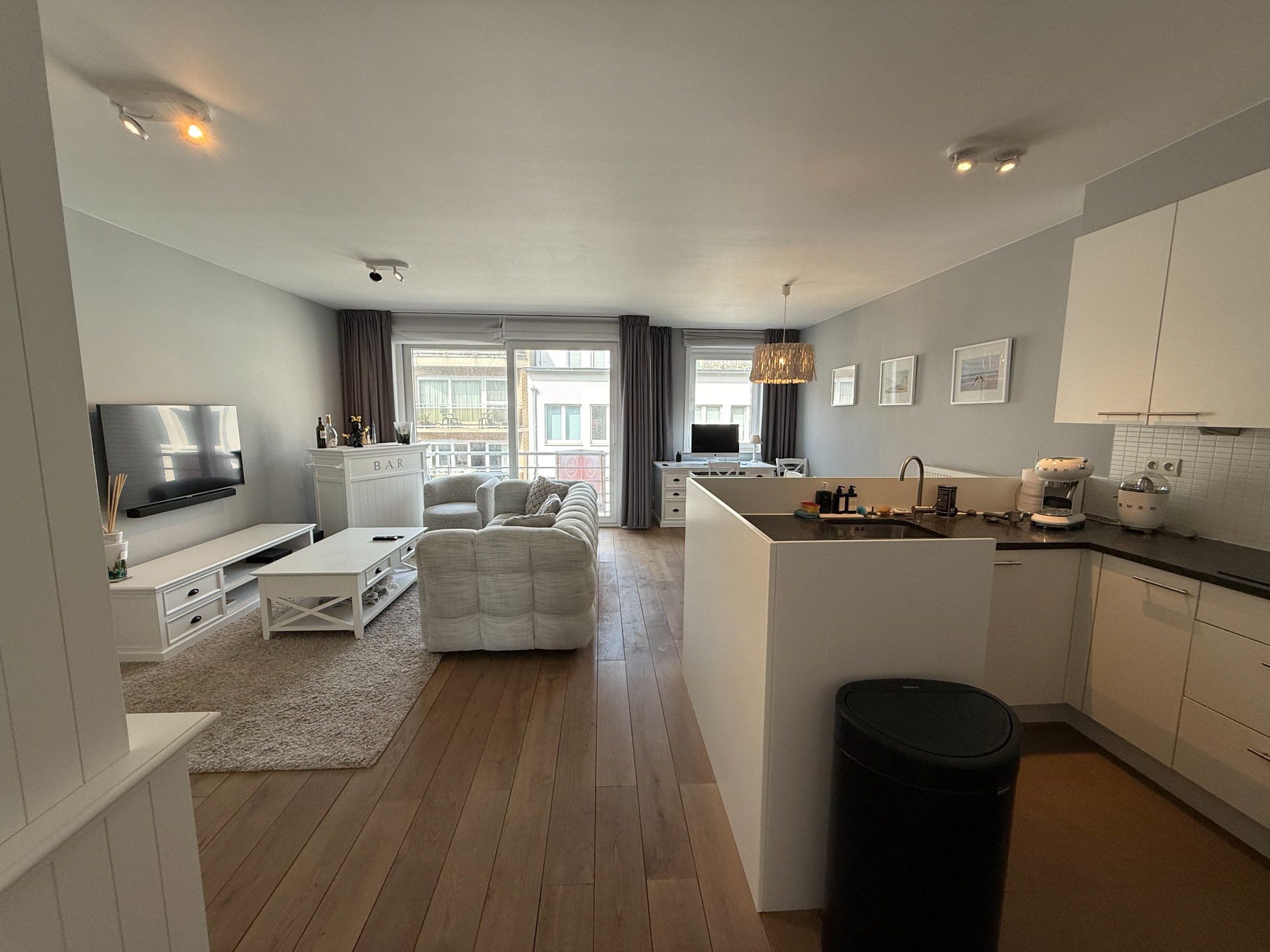 MEUBLÉ - Appartement récemment rénové et bien fini de 2 chambres à coucher, situé de manière centrale sur l'avenue Bayaux à Knokke. 