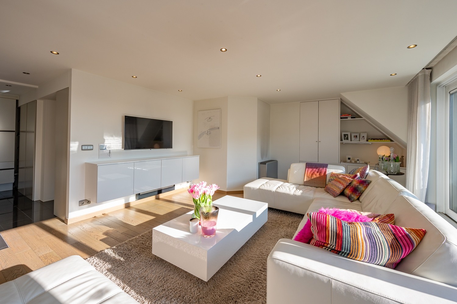 Uitzonderlijk appartement (232m2) met 4 slaapkamers en ruim terras op topligging met zicht over de kerk te Dumortierlaan. 