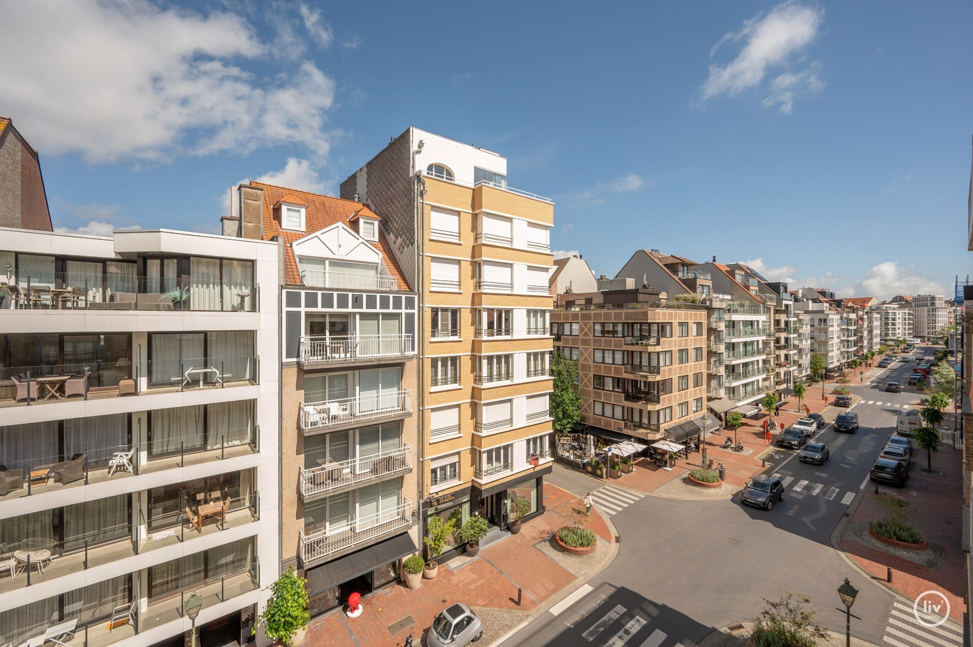 Ruim (98 m2) appartement met 2 slaapkamers op een topligging in de Dumortierlaan te Knokke. 