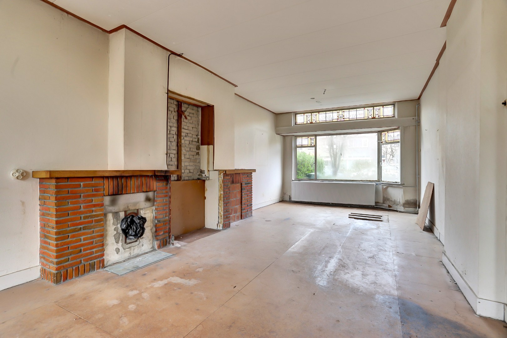 Unieke kans?! Zelf transformeren vanuit de vorige eeuw naar uw eigen hedendaagse smaak, dat kan met deze 5-kamer tussenwoning met 20m diepe tuin! 