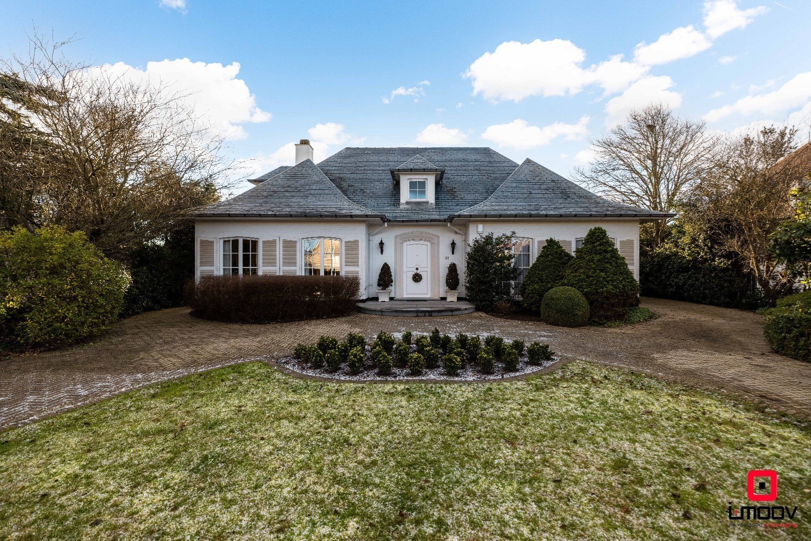 Exclusieve villa met infinity pool en resortgevoel op topligging in Mariakerke 