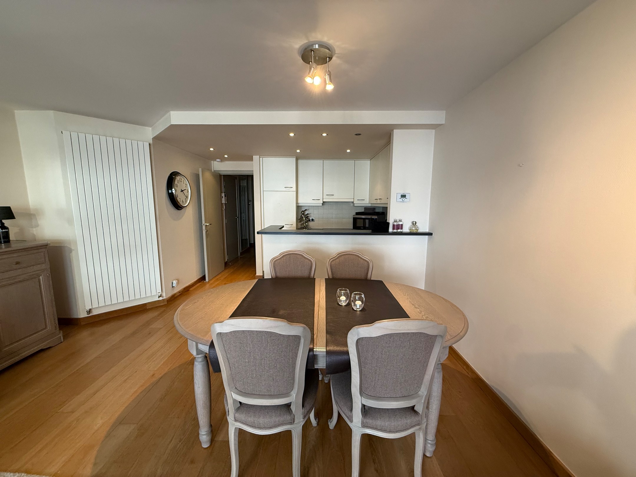 Meublé - Appartement idéalement situé et parfaitement entretenu avec 2 chambres et une grande terrasse situé dans l'avenue Van Bunnen. 