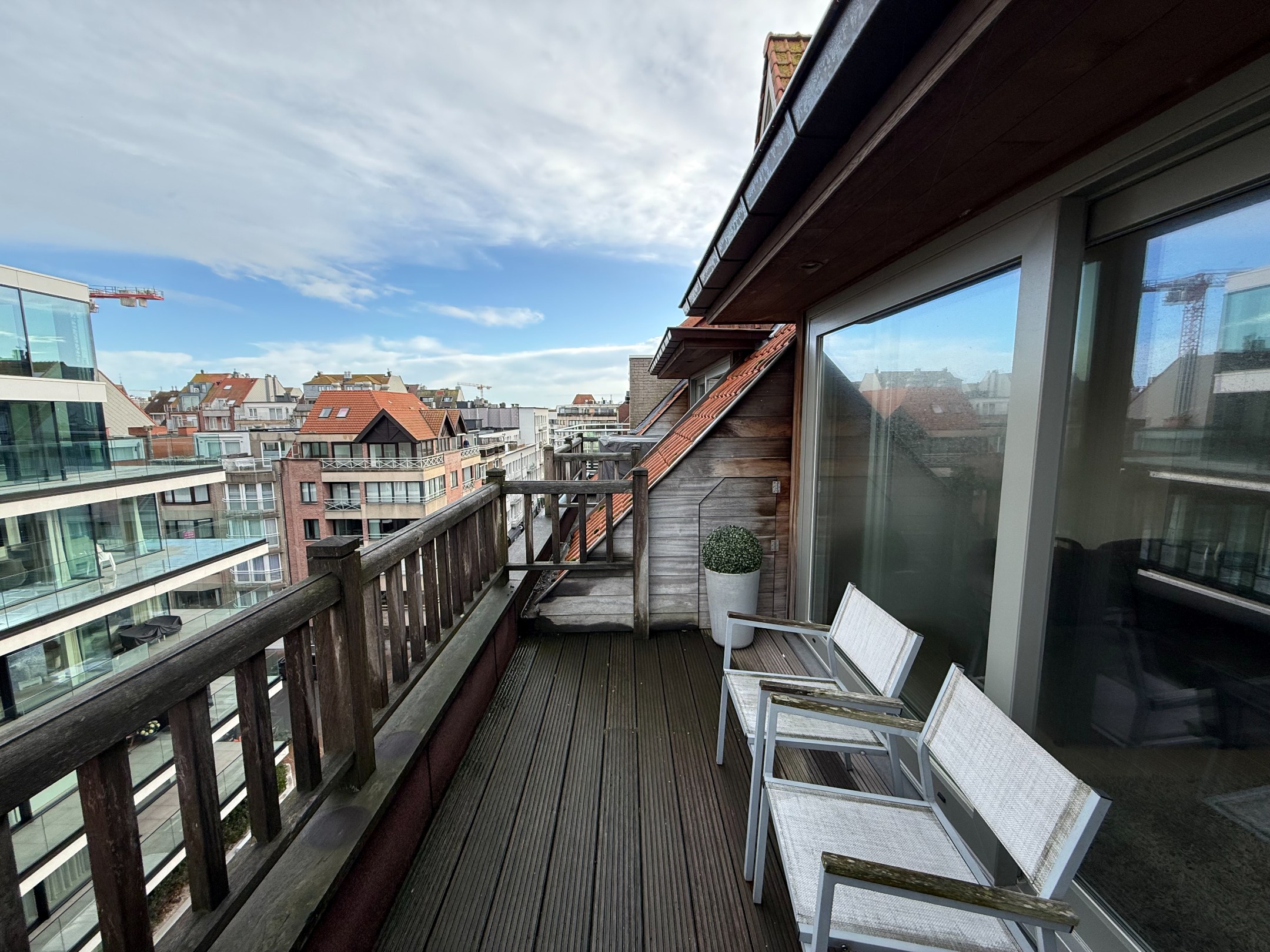 Meublé - Appartement en duplex avec trois chambres et de grandes terrasses situé au centre de Knokke. 