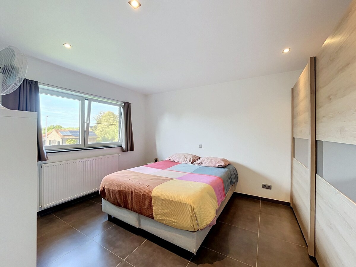 Recente halfopen woning met 3 ruime slaapkamers! 
