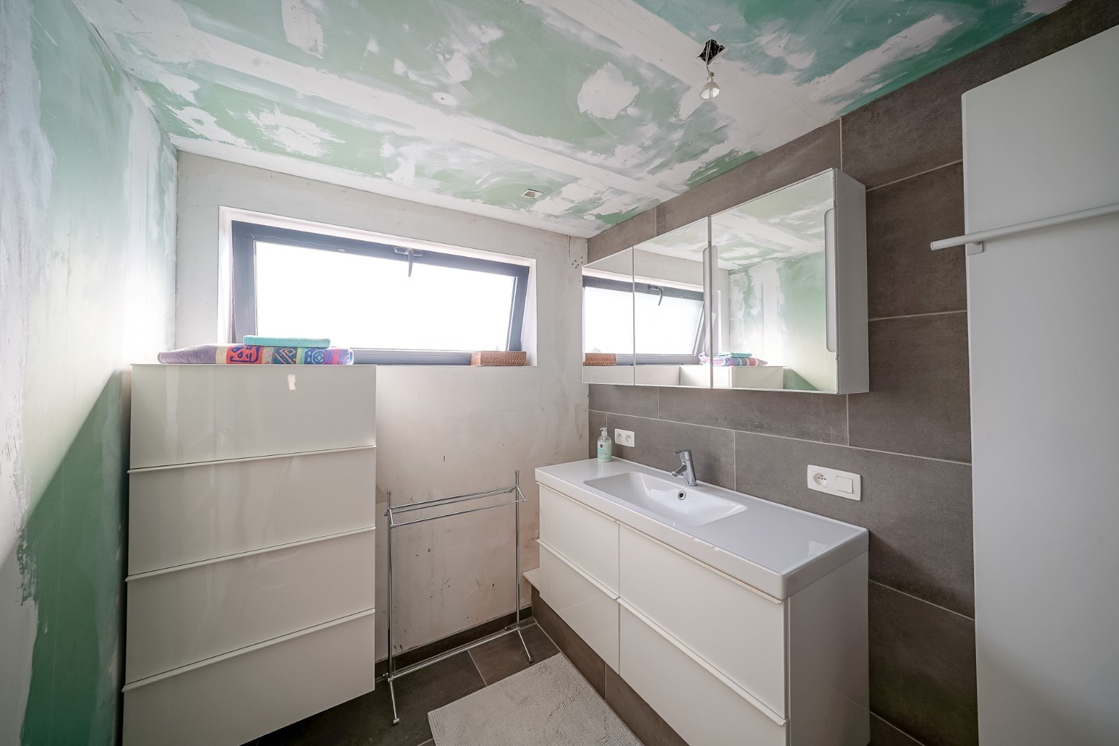 Ruime eengezinswoning in centrum Oudenburg met handelsruimte op gelijkvloers. 