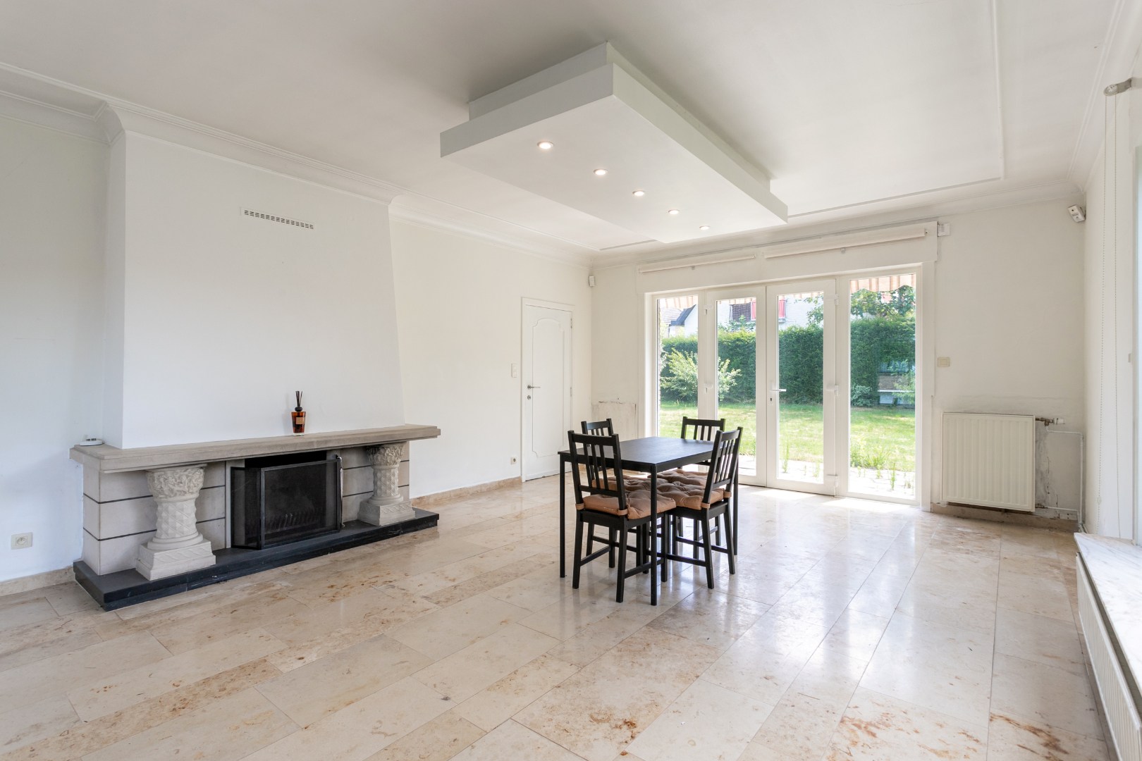 Ruime 4-gevelwoning met 4 slaapkamers, bureau, garage en tuin op 626 m² met bouwpotentieel in Halle 