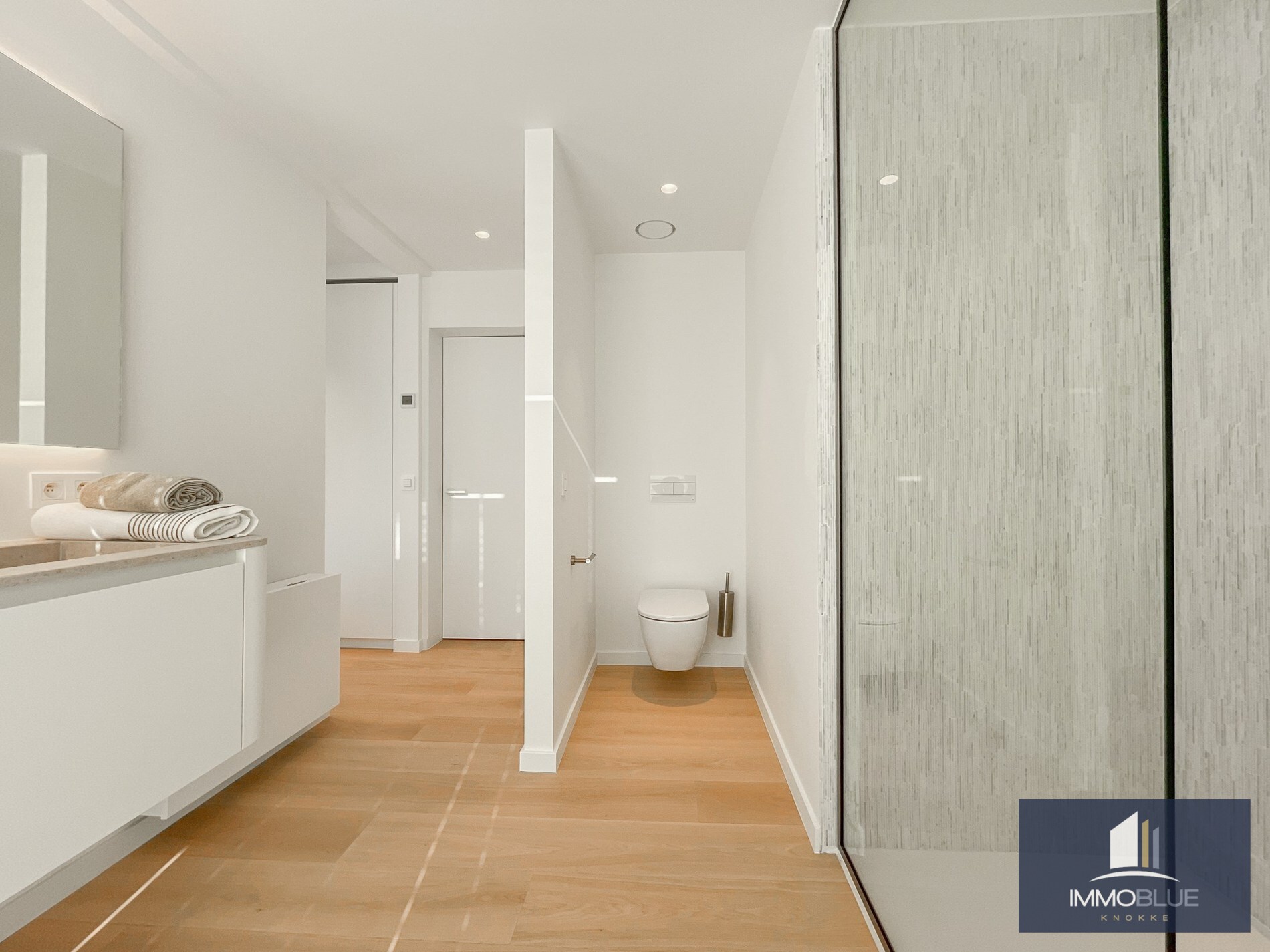 Exclusieve villa: Uitzonderlijk volledig gerenoveerde villa met frontaal zeezicht. 