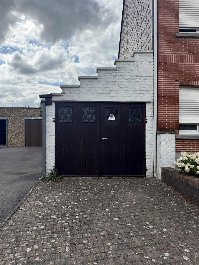 Te renoveren rijwoning met garage nabij het centrum van Avelgem 