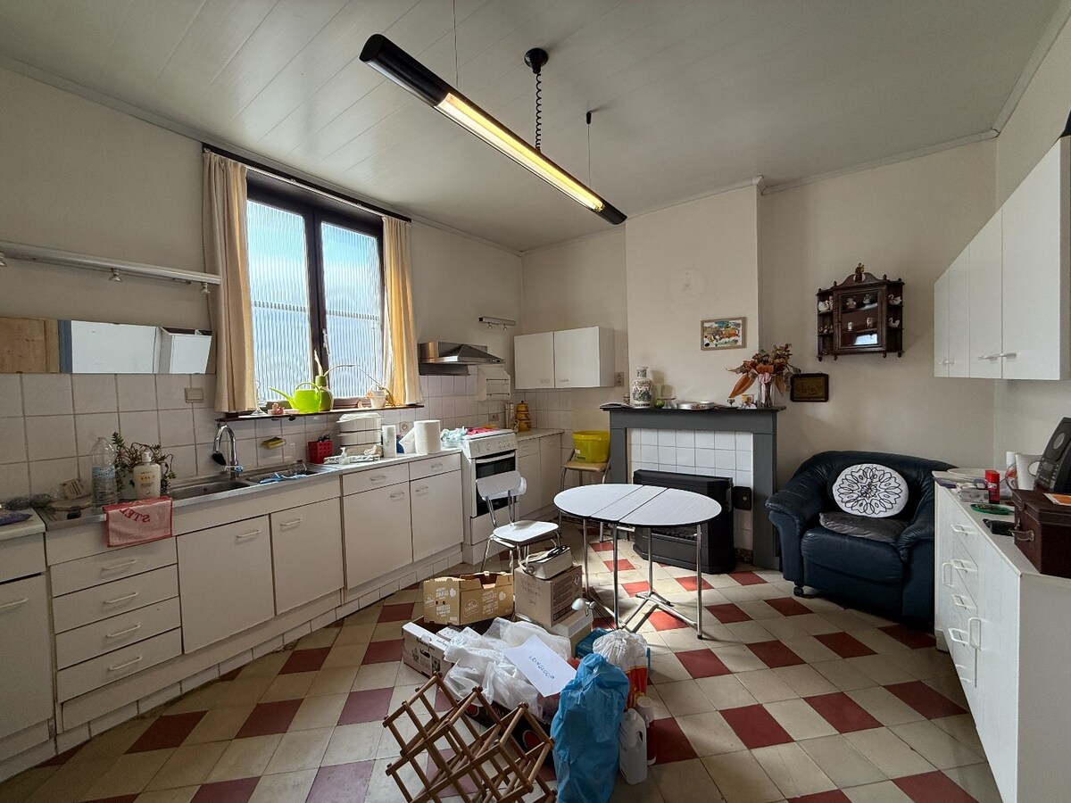 Grote eigendom met atelier. 