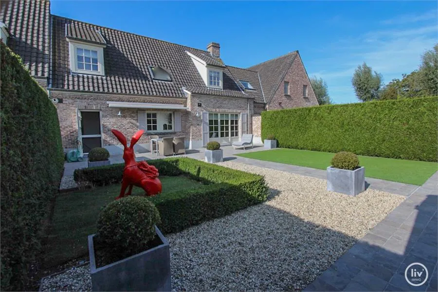 maison avec une finition luxueuze bénéficiant d'une vue ouverte.