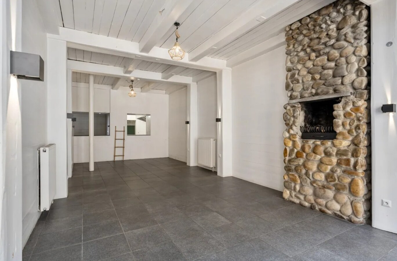 Unieke investeringsopportuniteit in het hart van Maaseik Handelspand + 2 verhuurde appartementen | Centrale ligging | Interessant verhuurpotentieel 