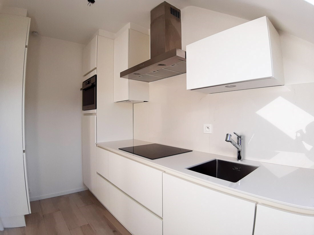 Gerenoveerd dakappartement MET GARAGE te Beverst 