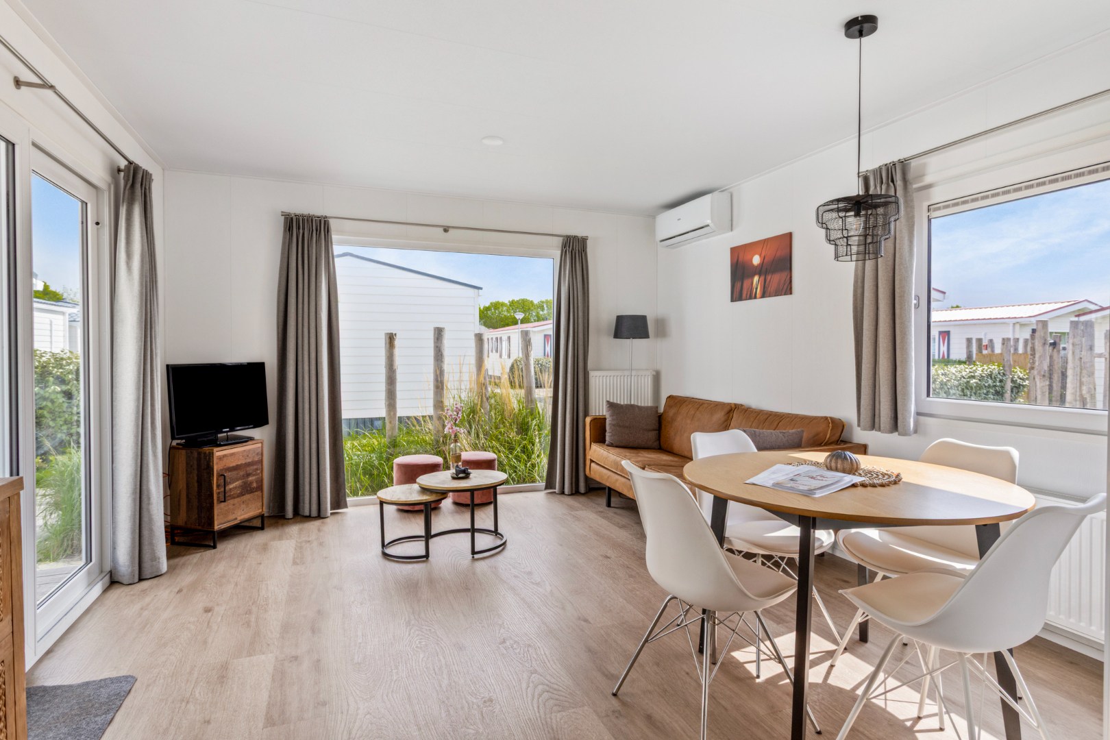 Ontsnap aan de dagelijkse hectiek en geniet van een welverdiende vakantie in deze charmante chalet (nr. ME46), te koop aangeboden op park Duinzicht in Koudekerke! 