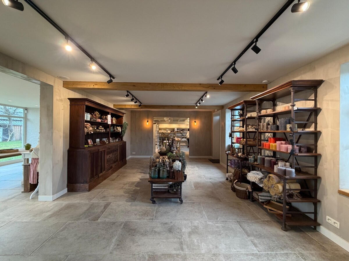 Multifunctioneel commercieel pand op toplocatie. 