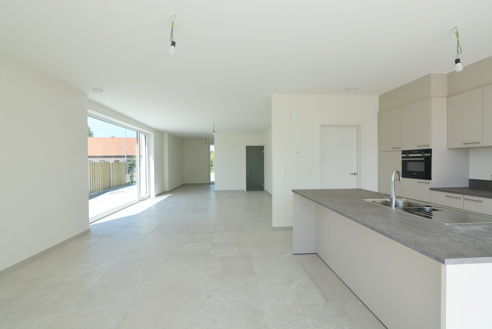 Moderne, energiezuinige, halfvrijstaande woning met carport op 3 a 80 ca. 