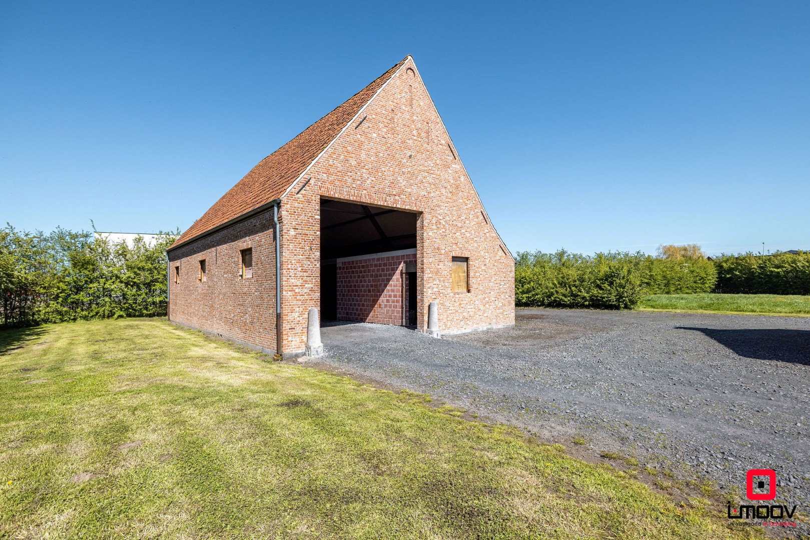 Landelijk gelegen ruwbouwhoeve met bijgebouwen op uitzonderlijk perceel van ca. 9.331 m² 
