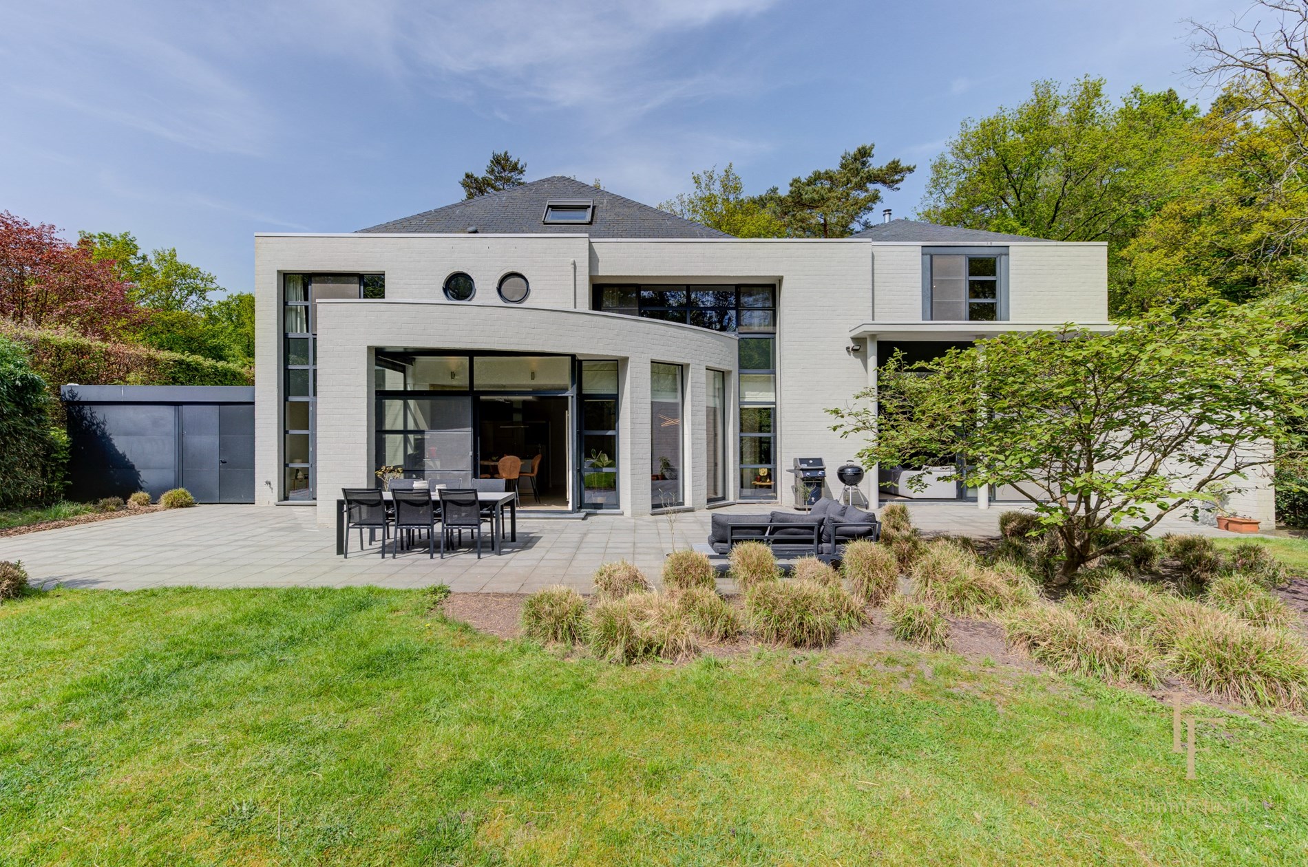 Moderne villa met 7 slaapkamers te Zoersel. 