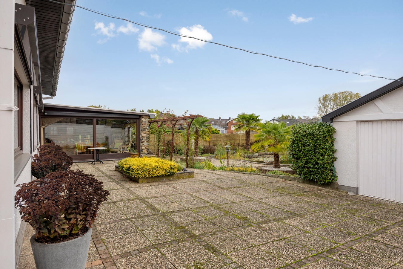 Vrijstaand landhuis voor gelijkvloers wonen. 2 slaapkamers. Tuin, berging, garage. 
