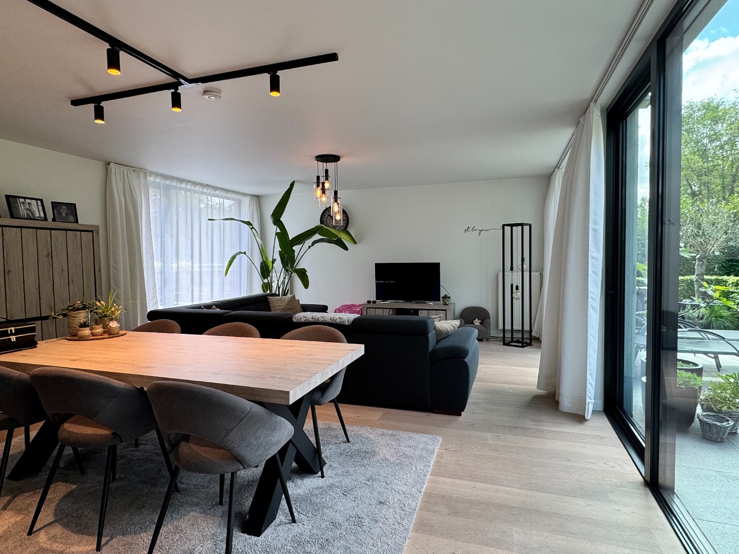 Prachtig zonnig en energievriendelijk appartement op het gelijkvloers met dubbele garage. 