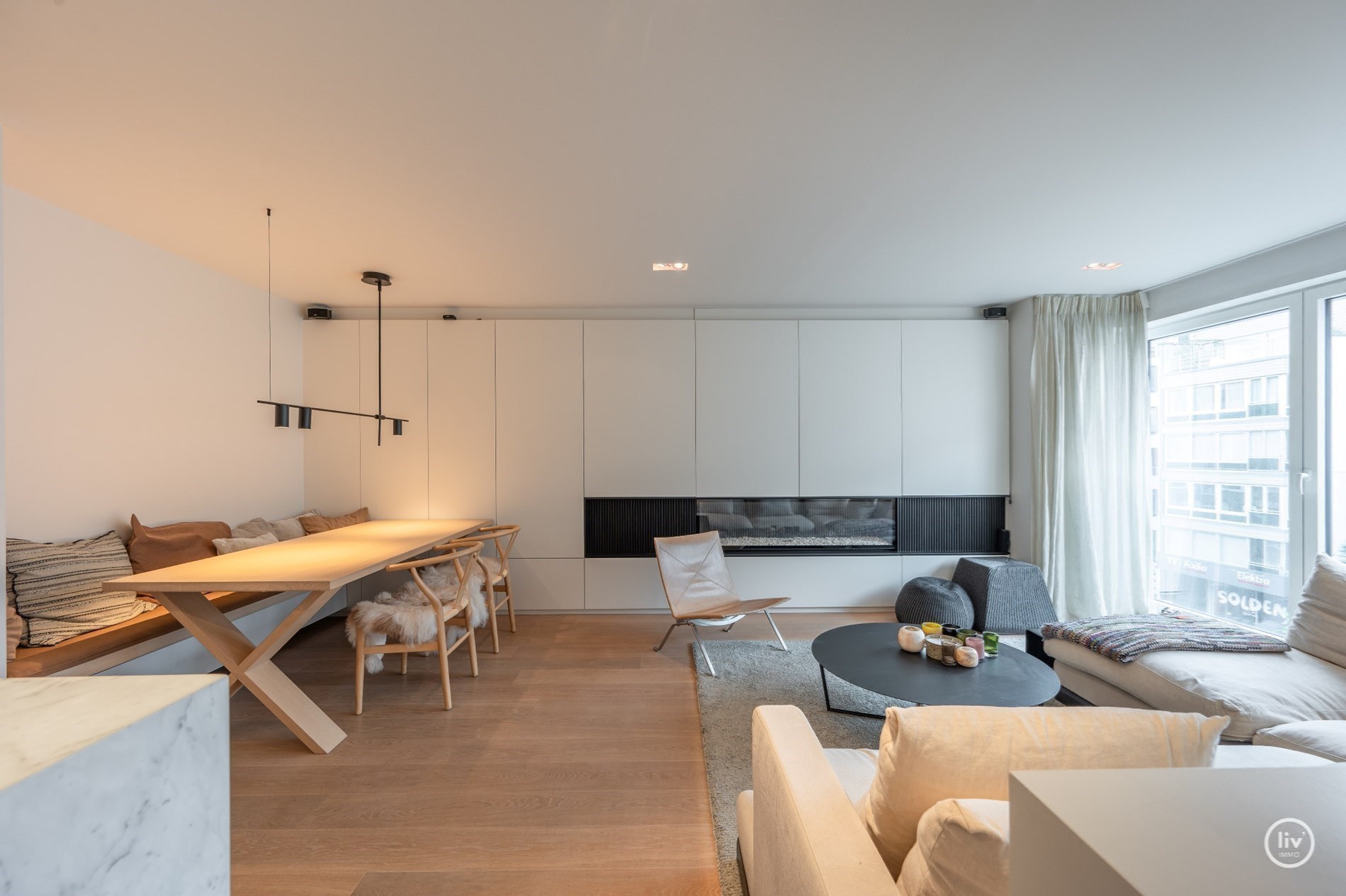 Bel appartement rénové, spacieux avec 2 chambres et une belle largeur de façade, situé au centre de l'avenue Lippens à Knokke. 