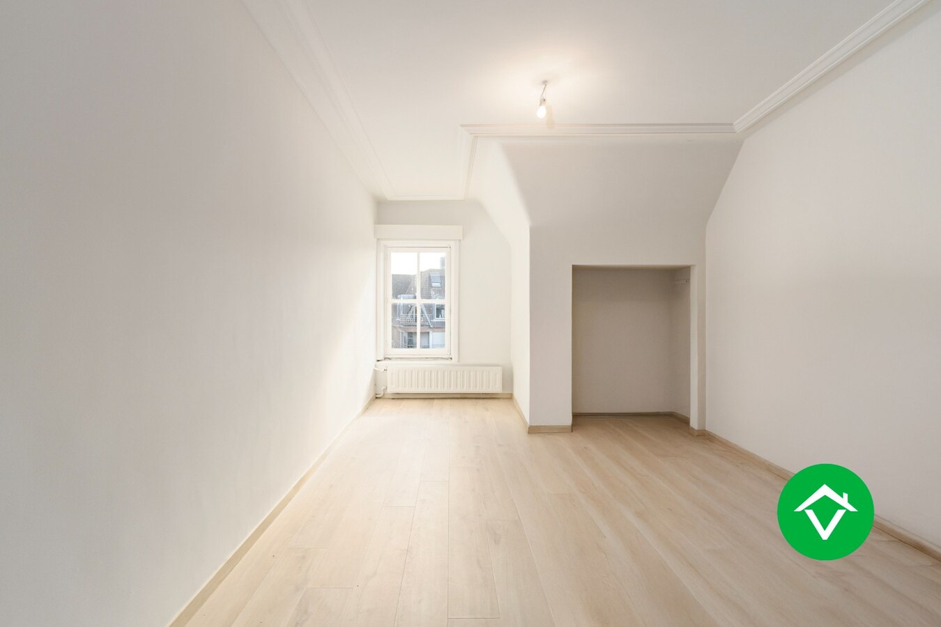 Ruim triplex appartement met 5 slaapkamers, in het centrum van Torhout 