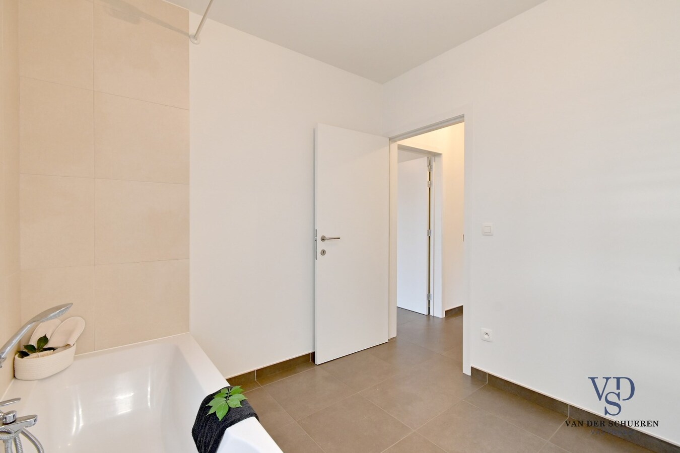 Ruime Half Open, op een commercieel gunstige ligging 