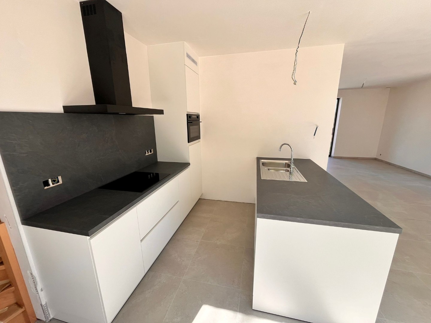 Afgewerkte woning met 3 slaapkamers &amp; ruim zonnig terras + autostaanplaats en berging 