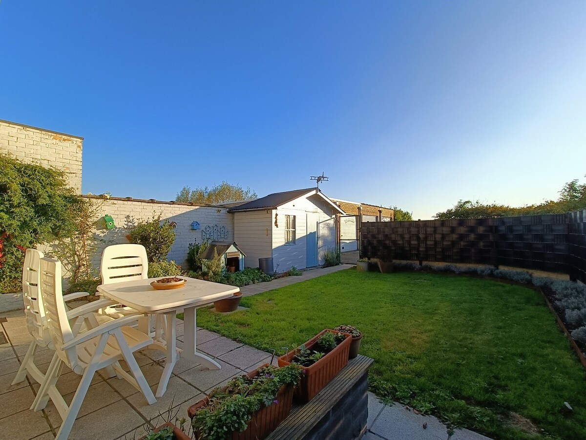 Stevig gebouwde gezinswoning met garage op zonovergoten perceel 