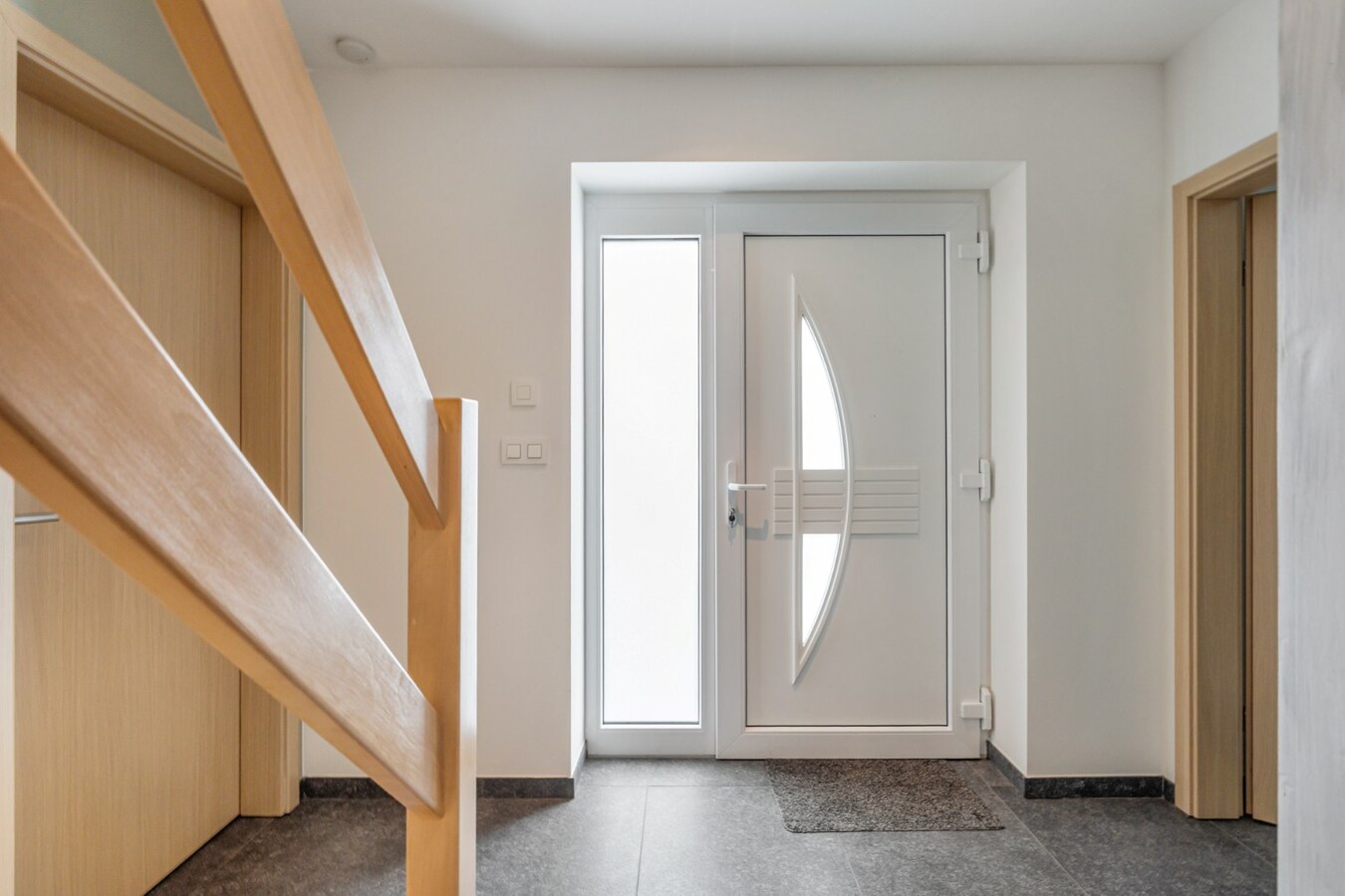 Zeer goed onderhouden en praktisch ingedeelde gezinswoning met 4 slaapkamers en prachtige tuin. 